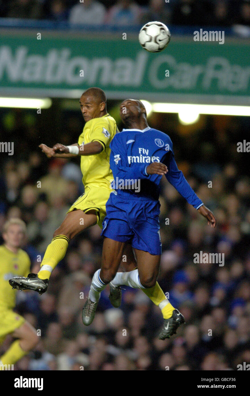 Fußball - FA Barclaycard Premiership - Chelsea / Charlton Athletic. William Gallas von Chelsea und Shaun Bartlett von Charlton Athletic Stockfoto
