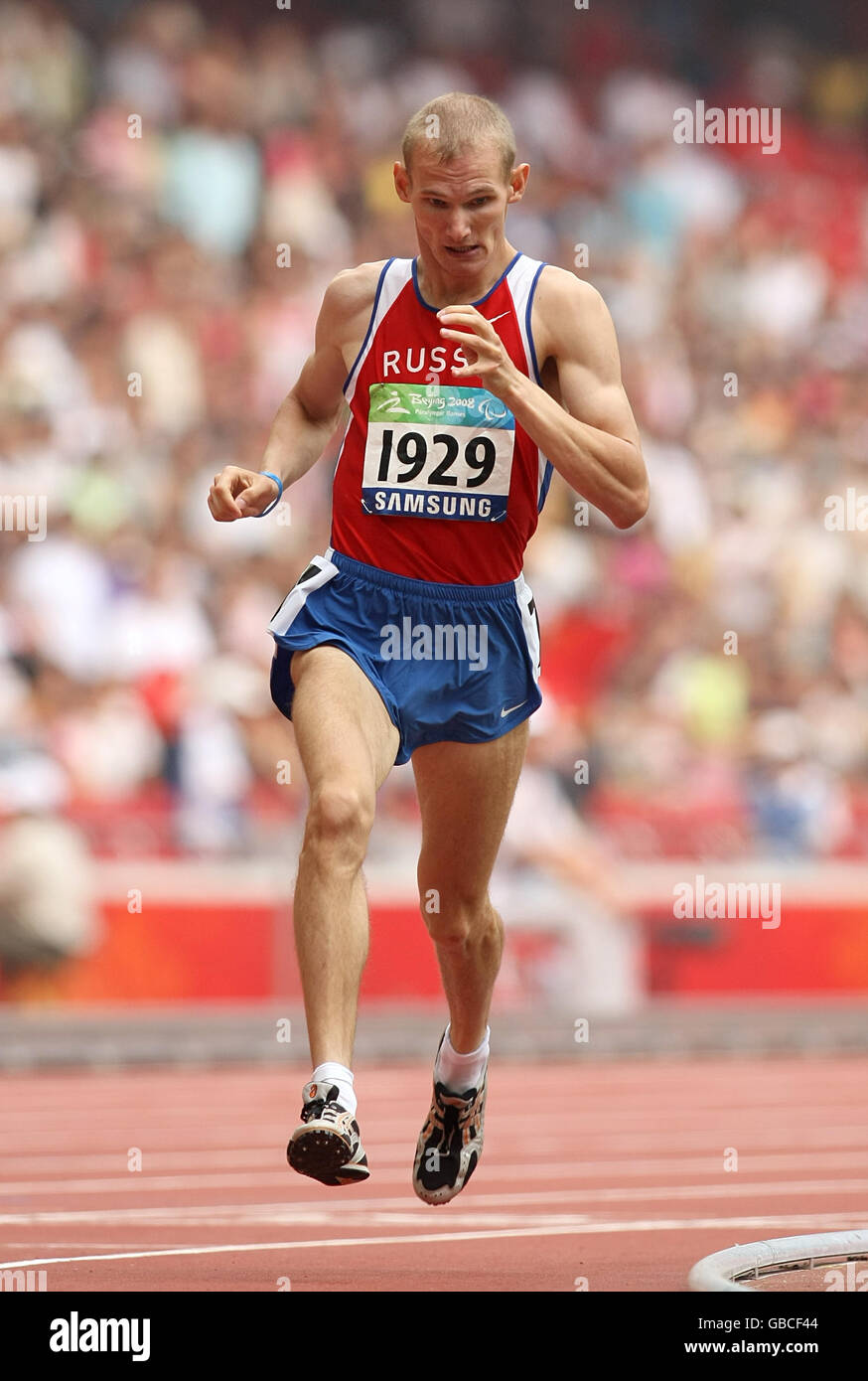 Paralympics - Paralympische Spiele In Peking 2008 - Tag Zehn. Der russische Artem Arefyev gewinnt das 800-m-T36-Finale der Männer im Nationalstadion in Peking, China. Stockfoto