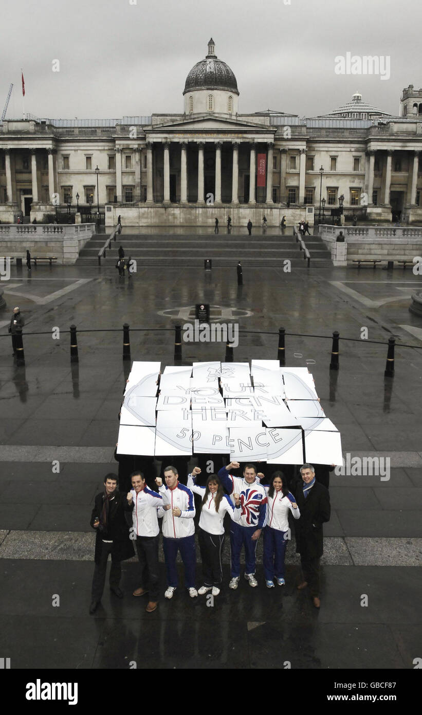 Olympioniken und Paralympier (von links nach rechts) Giles Long, Danny Crates, Ian Rose, Karen Pickering, Nick Gillingham, Anna Hemmings und Jonathan Edwards stehen vor Plakaten, die zu einer 50-Pence-Münze vor der National Gallery, London, für die Eröffnung des Royal Mint's Competition gehalten werden, um eine neue 50-p-Münze zu entwerfen, um die Olympischen Spiele und Paralympics 2012 in London zu markieren. Stockfoto