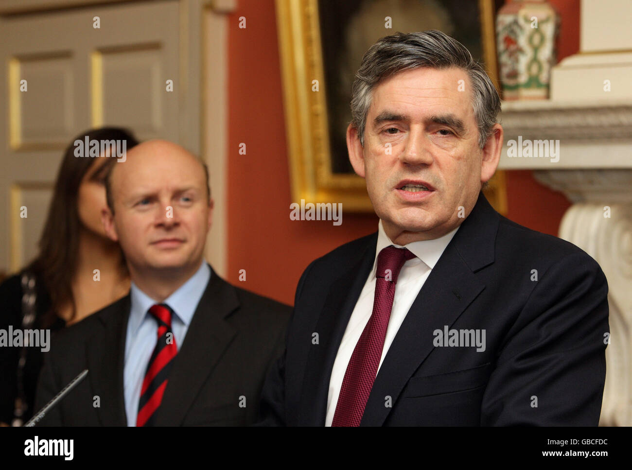 Premierminister Gordon Brown (rechts) spricht mit Unternehmern und Vertretern der Gemeinde in der Downing Street 10 zur Einführung des Weißbuchs der Regierung über neue Chancen zur sozialen Mobilität. Stockfoto