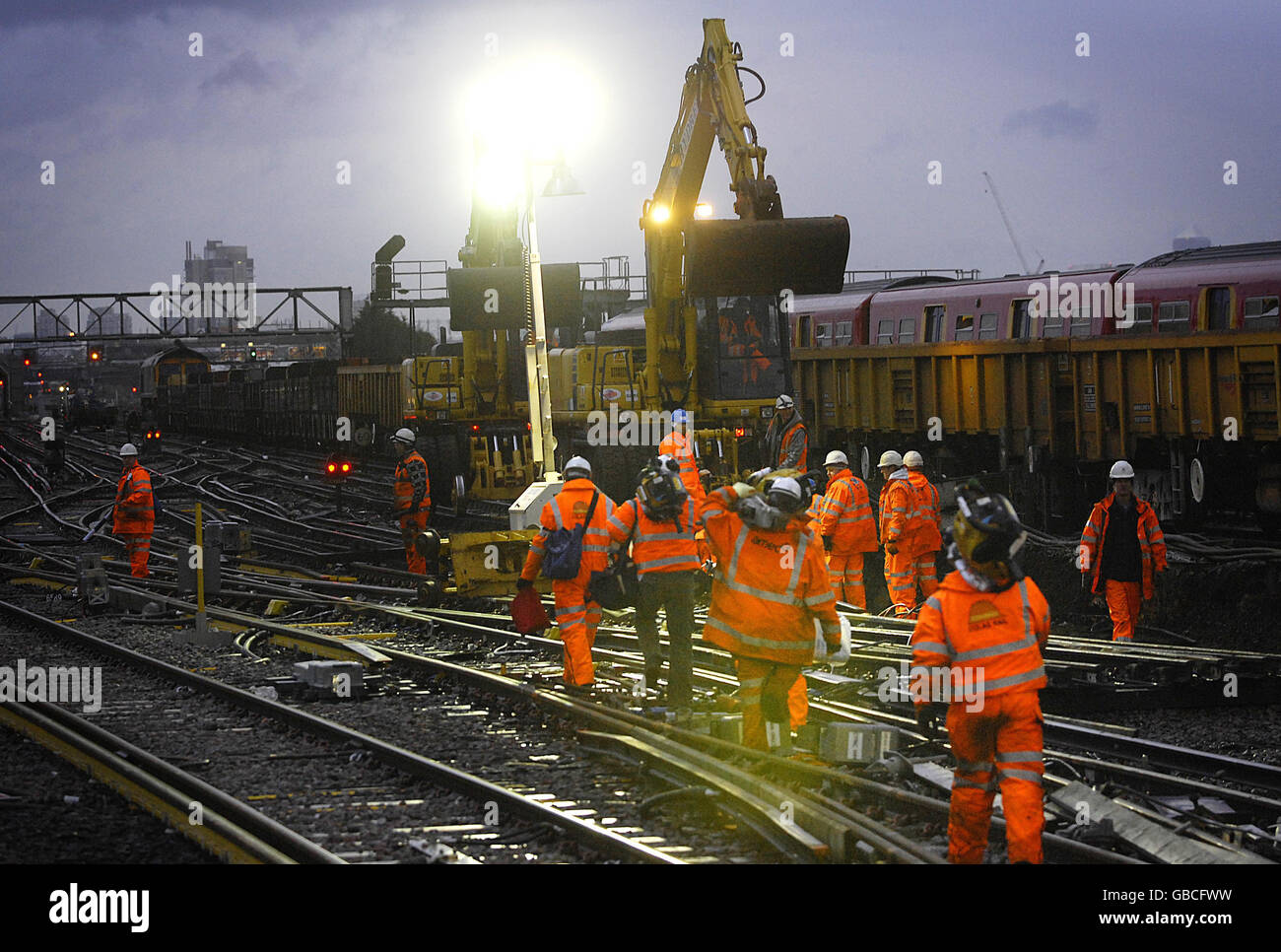 Bahnarbeiter. Bahnarbeiter auf den Gleisen an der Londoner Clapham Junction. Stockfoto
