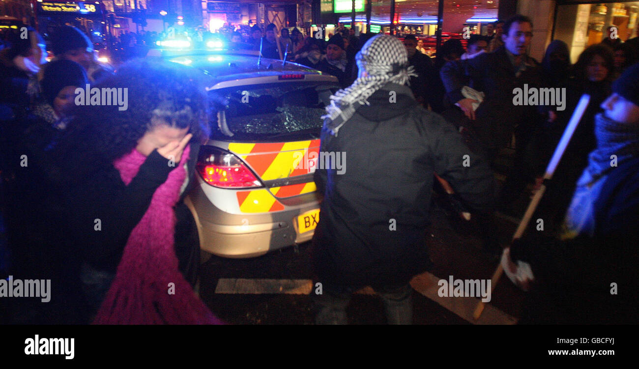 Während der Kundgebung der Stop the war Coalition und der palästinensischen Solidaritätskampagne für Gaza greifen Demonstranten ein Polizeifahrzeug in Piccadilly im Zentrum von London an. Stockfoto