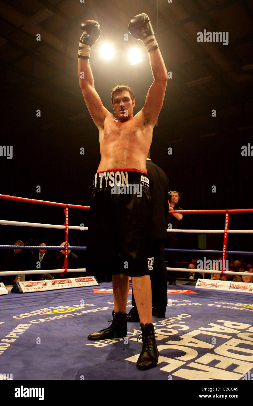 Boxen - British Lightwight Title Fight - John Murray gegen Lee McAllister - Robin Park Center. Tyson Fury reagiert, nachdem er Marcel Zeller auf der Karte des britischen Leichtgewicht-Titelkampfes im Robin Park Center, Wigan, geschlagen hat. Stockfoto