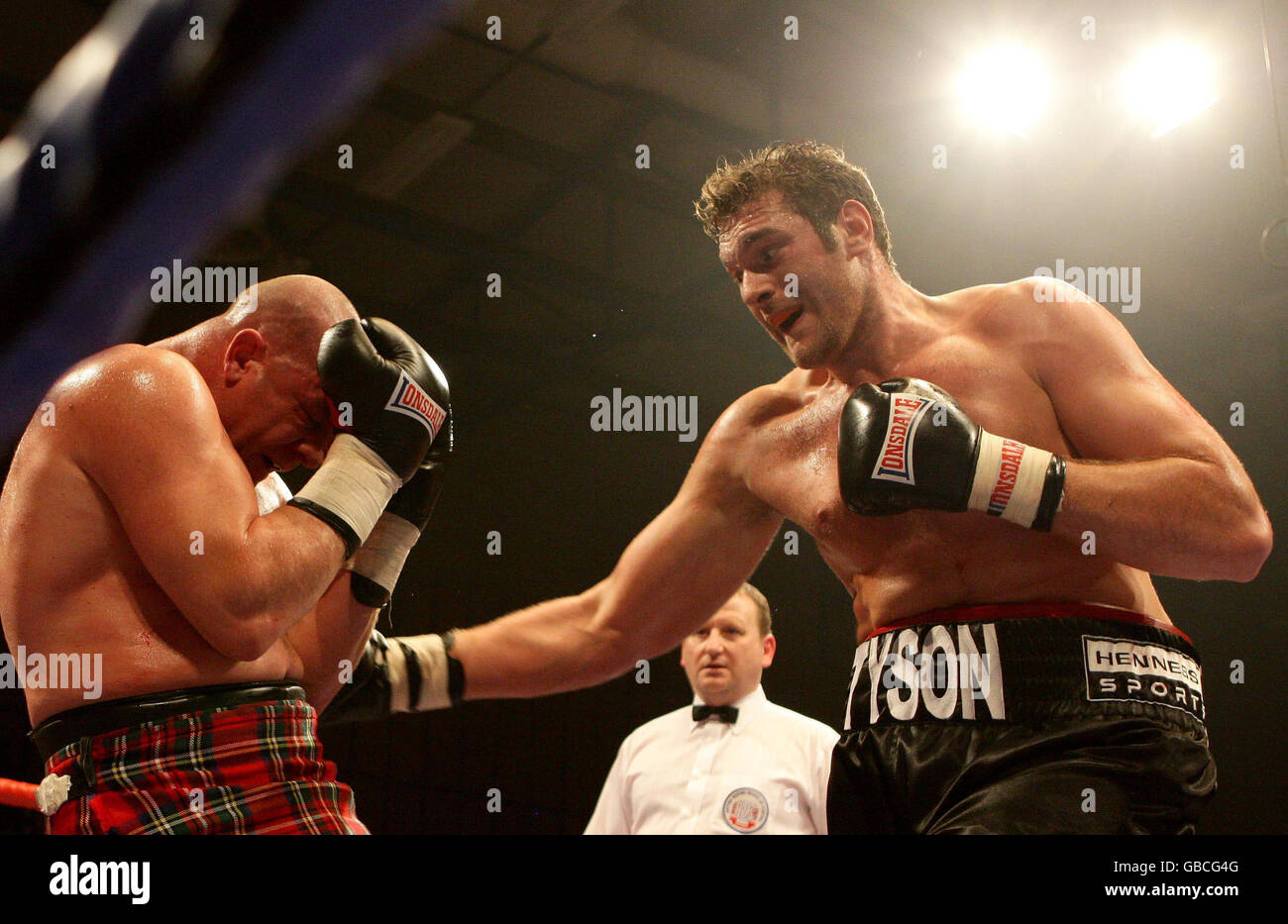 Boxen - British Lightwight Title Fight - John Murray gegen Lee McAllister - Robin Park Center. Tyson Fury (rechts) schlägt Marcel Zeller auf dem Undercard des britischen Lightweight Title Fight im Robin Park Center, Wigan. Stockfoto