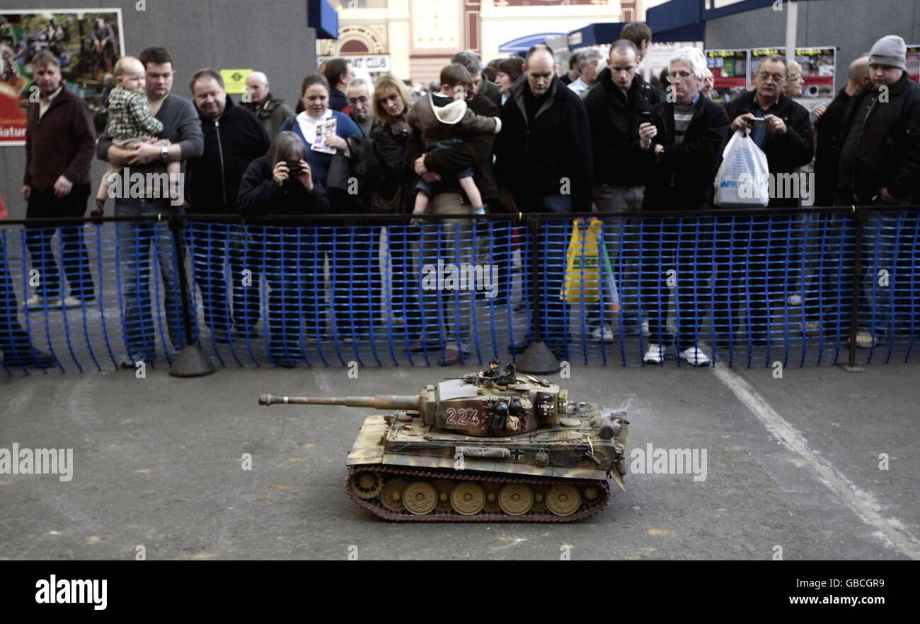 Besucher sehen einen ferngesteuerten deutschen Tiger-Panzer des 2. Weltkriegs, der auf der London Model Engineering Exhibition 2009 im Alexandra Palace, London, ausgestellt ist. Stockfoto