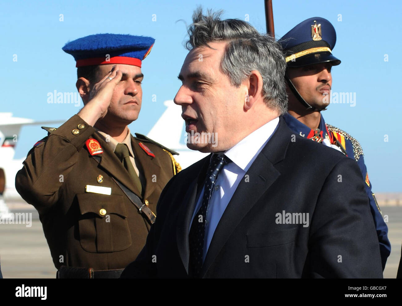 Der britische Premierminister Gordon Brown kommt in Sharm El Sheikh zu Gesprächen über die Lage in Gaza unter dem gemeinsamen Vorsitz des ägyptischen Präsidenten Hosni Mubarak und des französischen Präsidenten Nicolas Sarkozy. Stockfoto