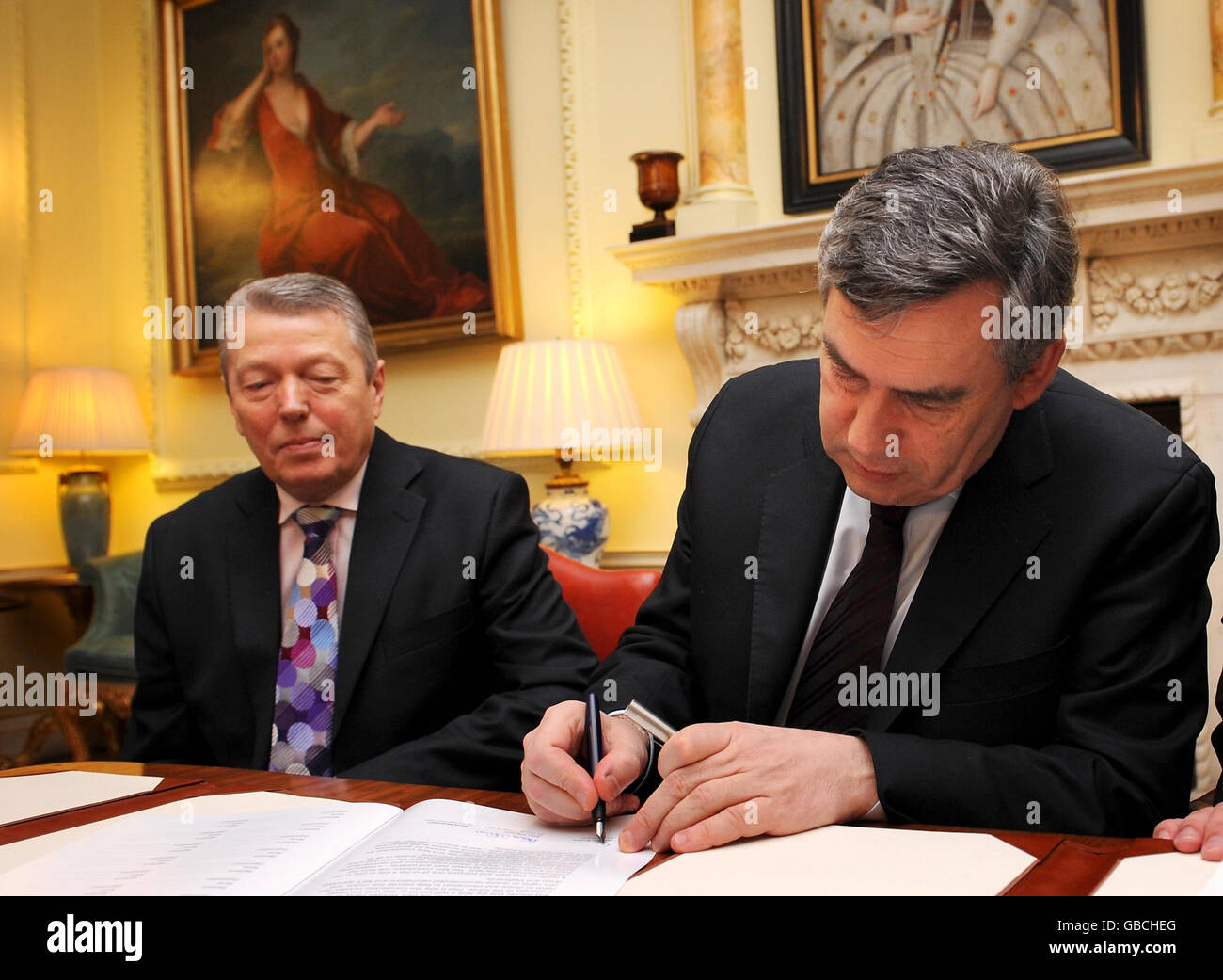 Premierminister Gordon Brown (rechts) und Gesundheitsminister Alan Johnson enthüllen die NHS-Verfassung in Downing Street, London. Stockfoto