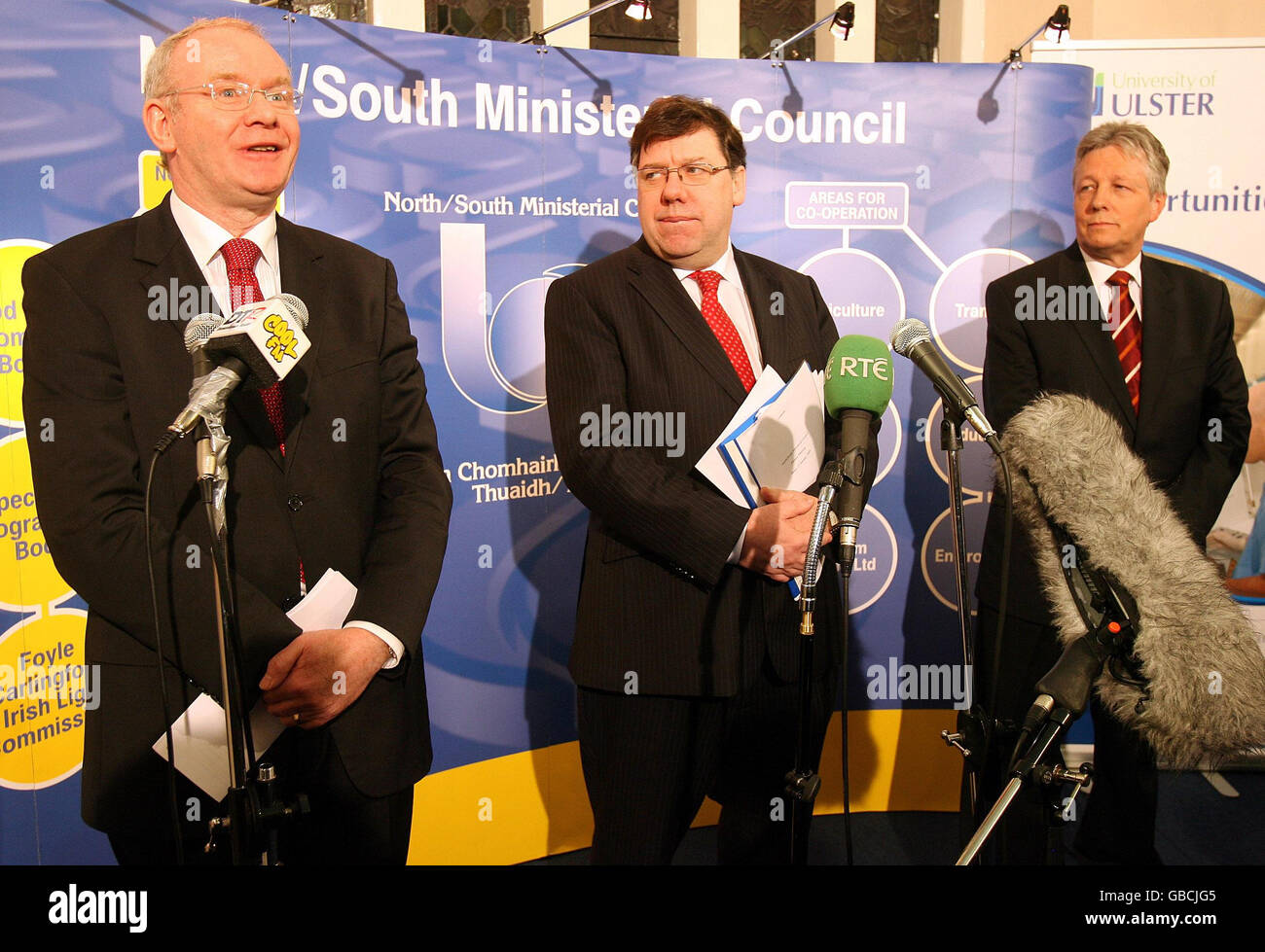 Von links nach rechts beantworten der stellvertretende erste Minister Martin McGuinness, der irische Premier Brian Cowen und der Stormont-erste Minister Peter Robinson während einer Pressekonferenz auf dem Nord-Süd-Ministerrat-Gipfel im Magee College in Londonderry Fragen der Medien. Stockfoto