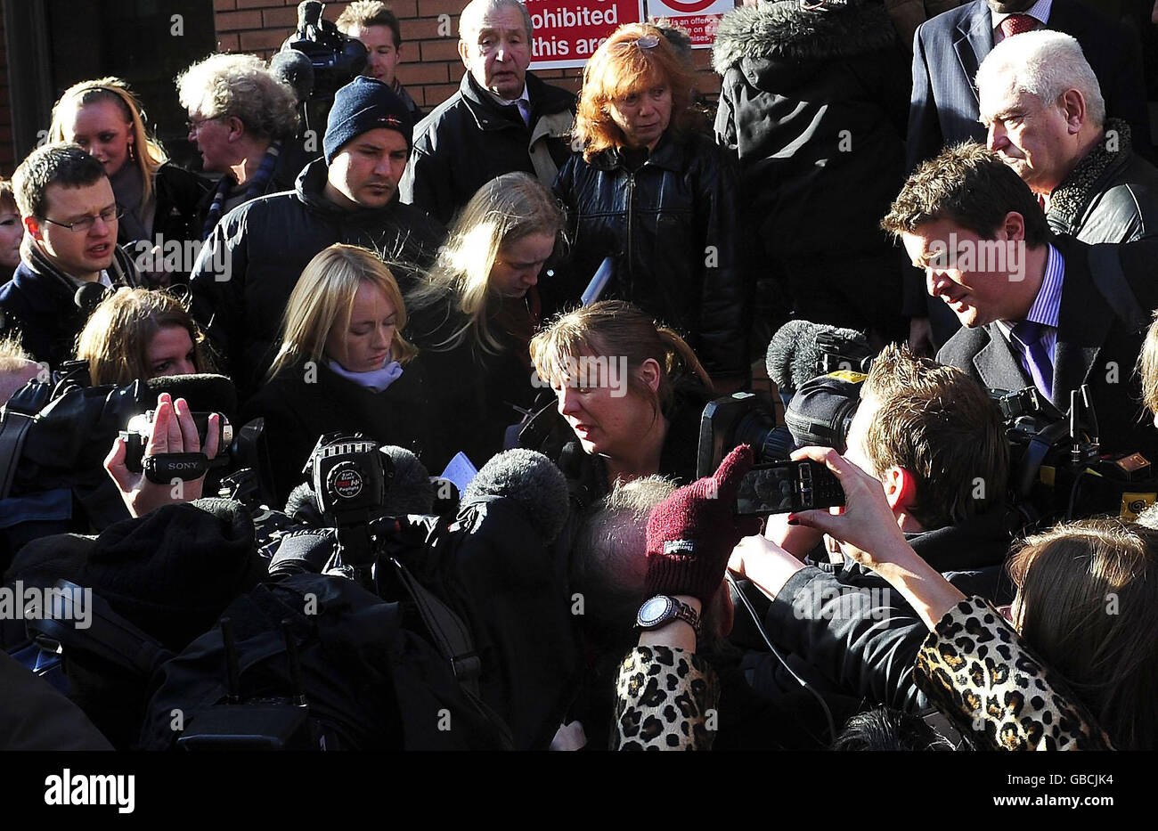 Julie Bushby (Mitte), Freundin und Nachbarin von Karen Matthews, spricht nach der heutigen Verurteilung vor dem Leeds Crown Court mit den Medien. Stockfoto