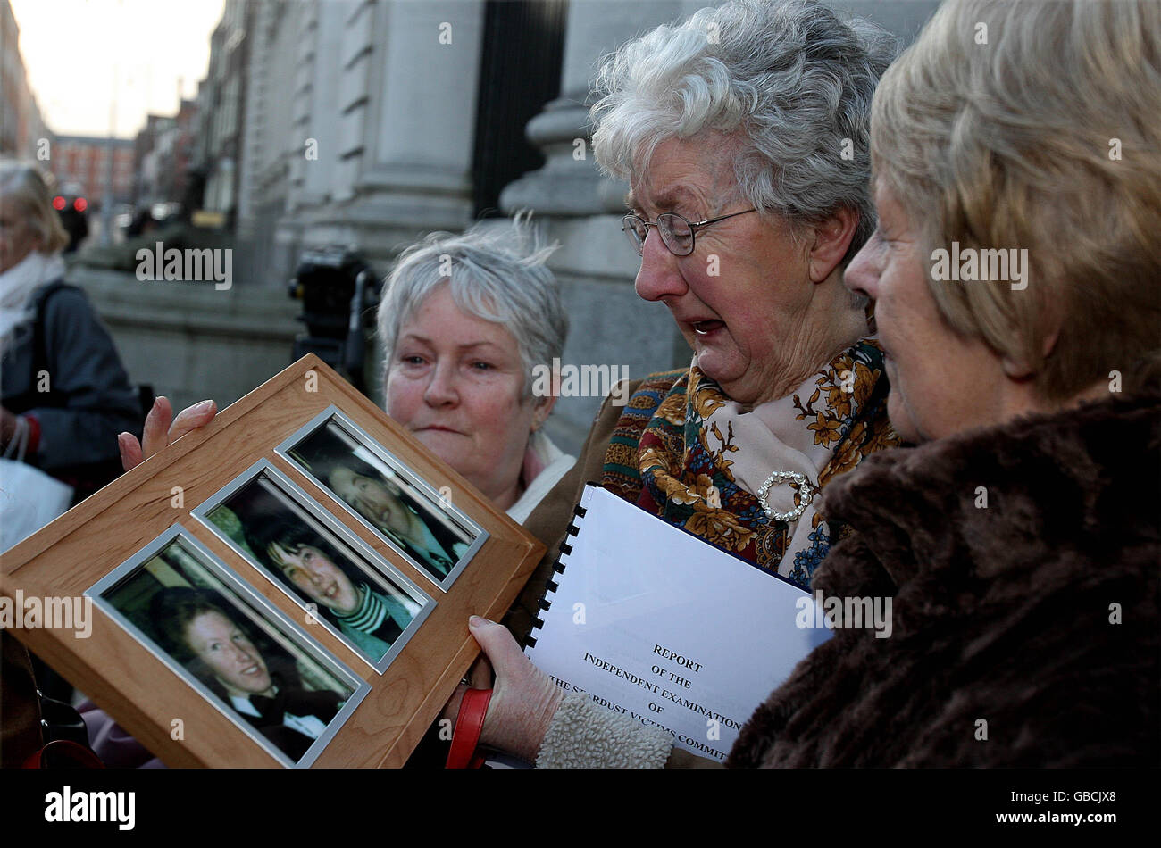 Braut McDermot (Mitte) zeigt ein Bild ihrer Kinder George, Marcella und William, als sie Regierungsgebäude in Dublin verlässt, nachdem sie einen neuen Bericht der unabhängigen Prüfung des Opferausschusses des Stadust gesammelt hat. Stockfoto