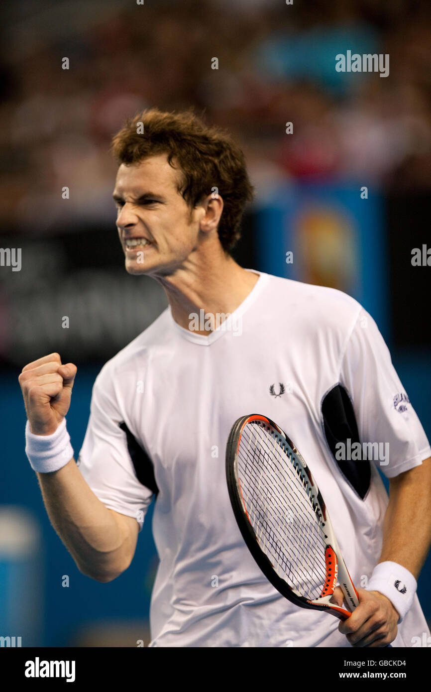 Der britische Andy Murray feiert den Sieg gegen den österreichischen Jurgen Melzer bei den Australian Open 2009 im Melbourne Park, Melbourne, Australien. Stockfoto