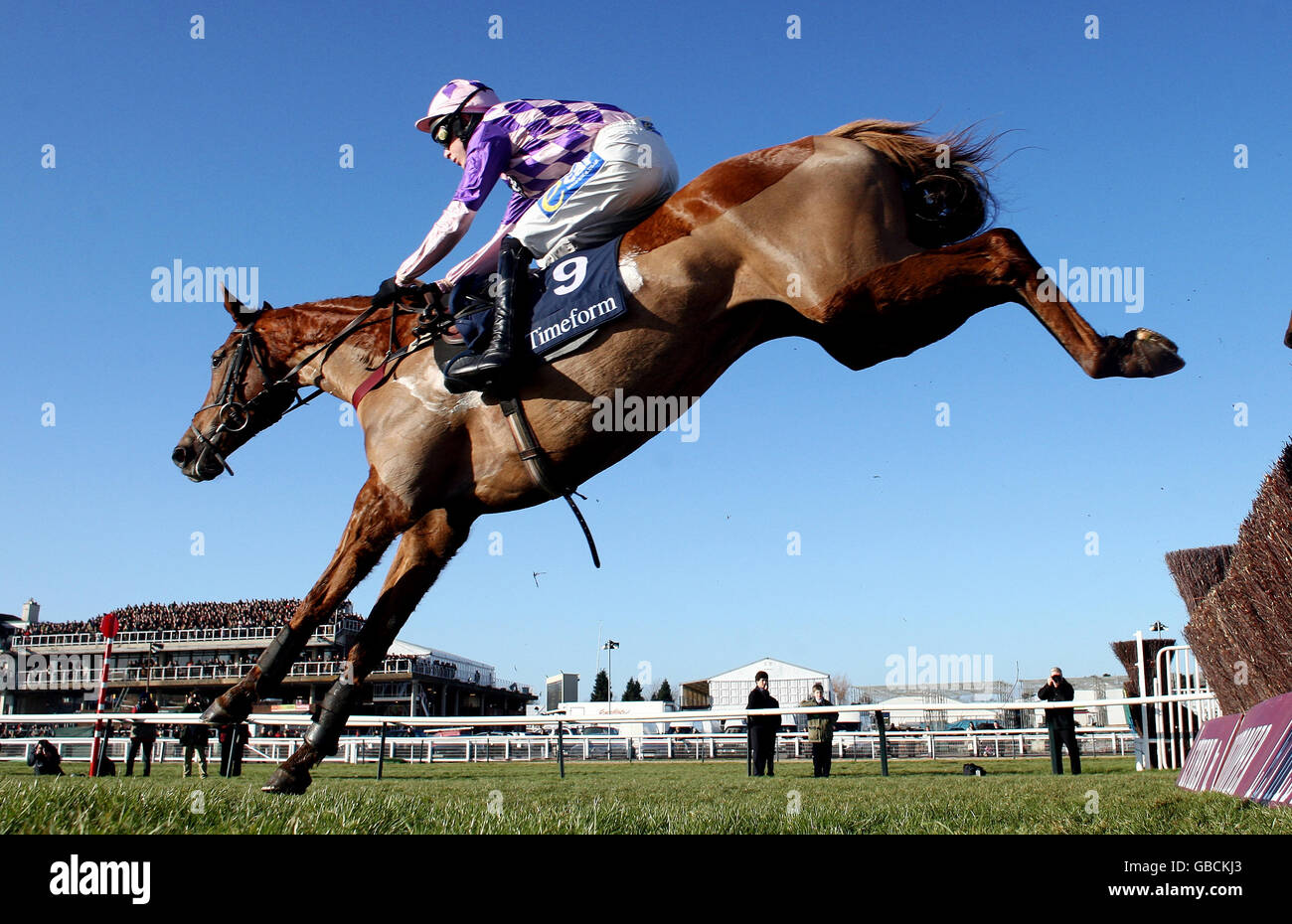 Ping Pong Sivola riden von Aidan Coleman auf dem Weg zum Sieg in der Handicap-Verfolgungsjagd der Zeitform-Novizen während des Festival Trials Day auf der Cheltenham Racecourse, Gloucestershire. Stockfoto