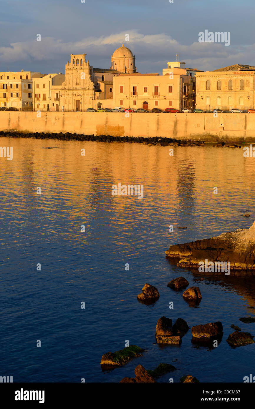 Sunrise Ortygia Strandpromenade, Syrakus, Sizilien, Italien Stockfoto