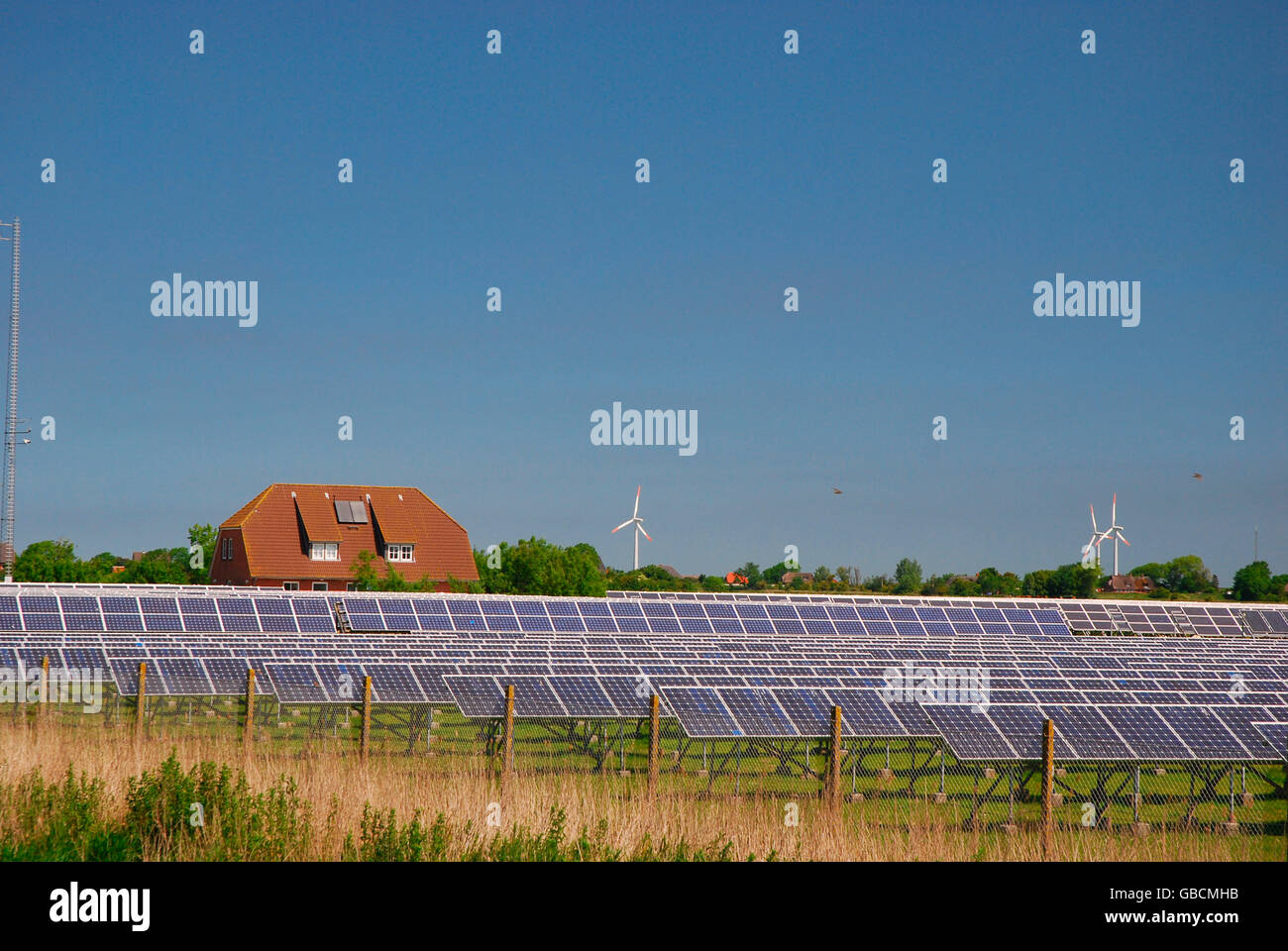 Energieanlage, alternative Energie, Energiegewinnung, Solar, Solarfeld Stockfoto