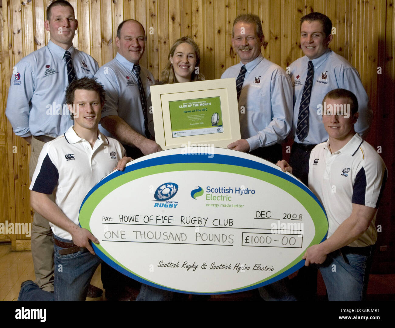 SRU Club des Monats Howe of Fife RFC. (Von links nach rechts) Vice Captain Pete Black, Coach John Lathangie, Scottish Hydro Electric Sponsorship Manager Anna Crampin, Coach Garry Horne, Captain Ewan Jack. Vorne: Die Spieler Peter Horne und Chris Fusaro (rechts) während der Fotozelle im Howe of Fife Rugby Club, Cupar, Schottland. Stockfoto