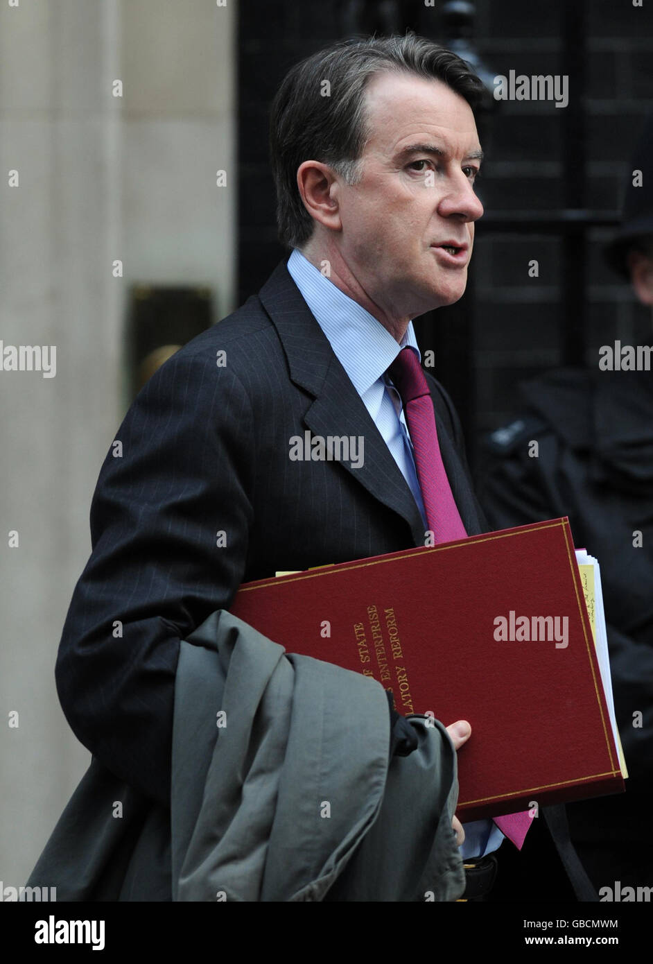 Peter Mandelson, Staatssekretär für Wirtschaft und Unternehmen, verlässt die Downing Street 10 in London, nach diesem vormittagssitzung des Kabinetts. Stockfoto