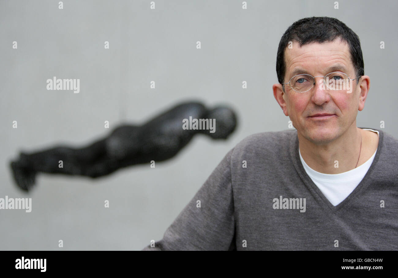 Antony Gormley betrachtet seine Skulptur Filter (2002), die gerade in der Manchester City Art Gallery ausgestellt wurde. Stockfoto