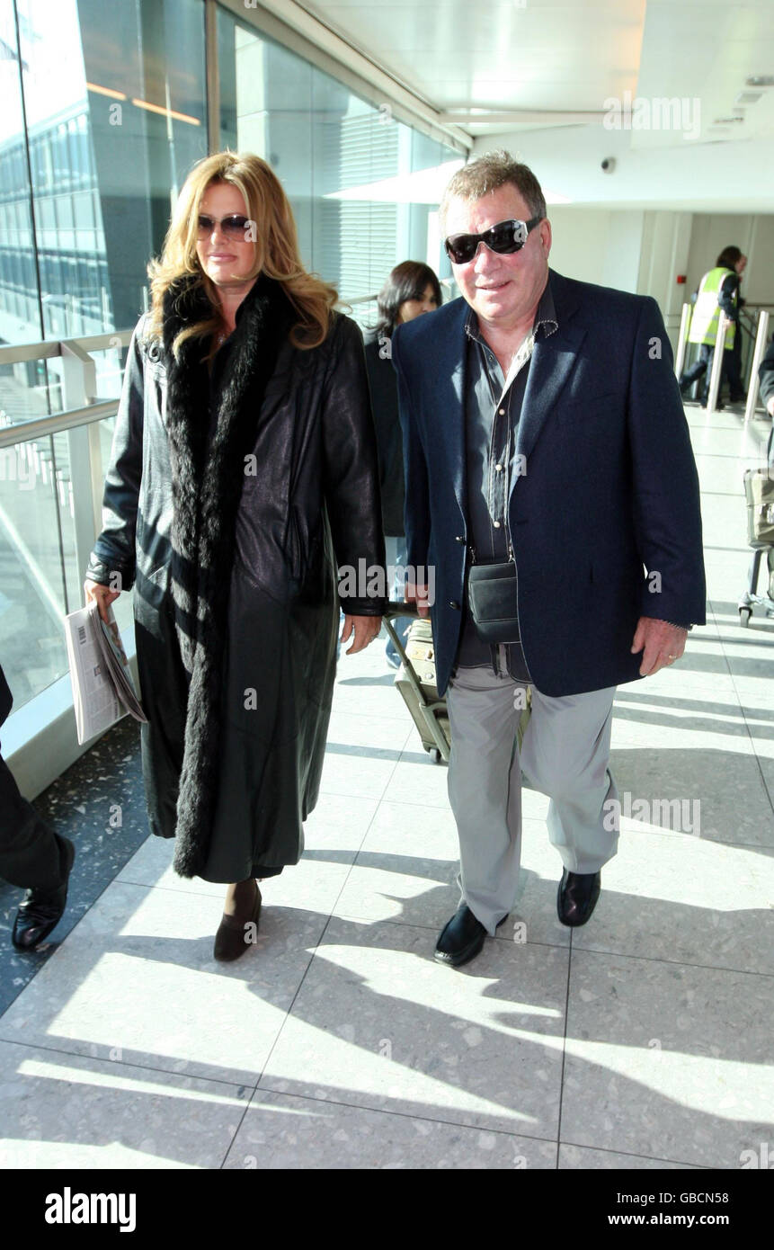 Der Schauspieler William Shatner und seine Frau Elizabeth Anderson Martin kommen im Terminal 3 am Flughafen Heathrow im Westen Londons an. Stockfoto