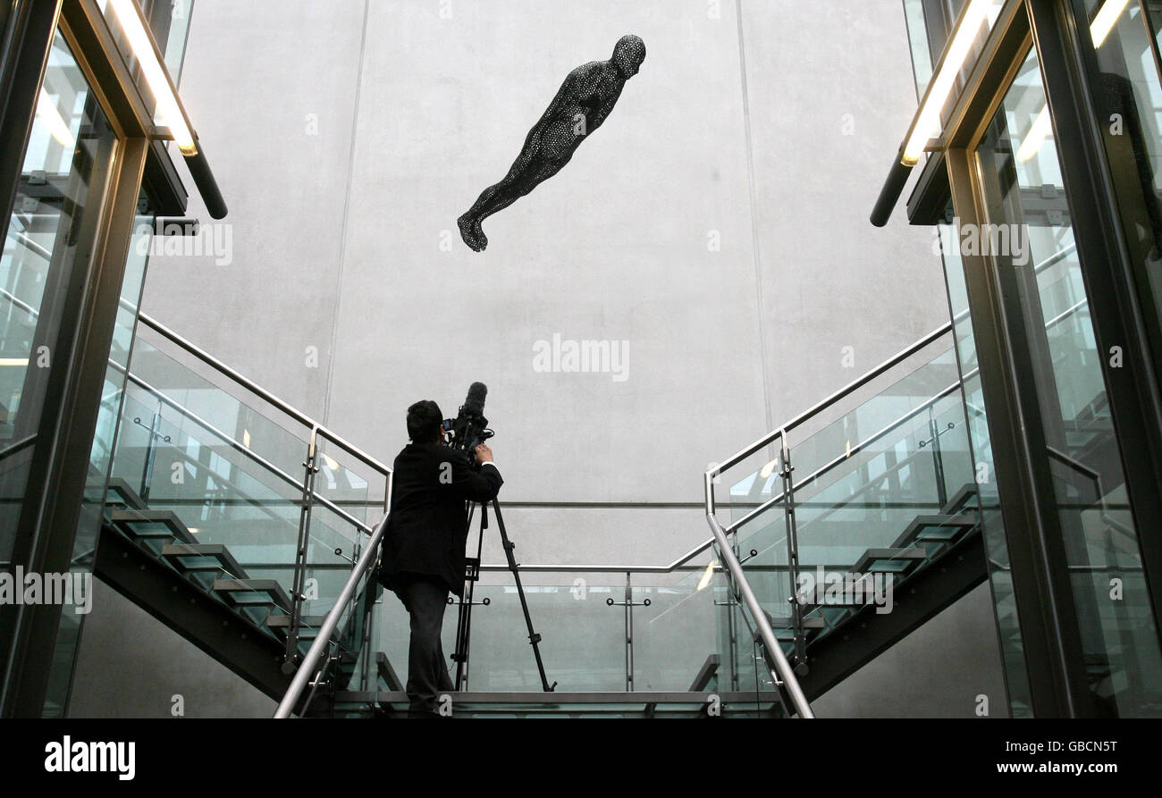 A man filmt eine Antony Gormley-Skulptur, Filter (2002), die gerade in der Manchester City Art Gallery ausgestellt wurde. Stockfoto