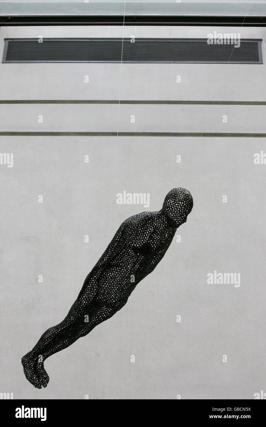 Eine Gesamtansicht der Antony Gormley Skulptur, Filter (2002), die gerade in der Manchester City Art Gallery ausgestellt wurde. Stockfoto