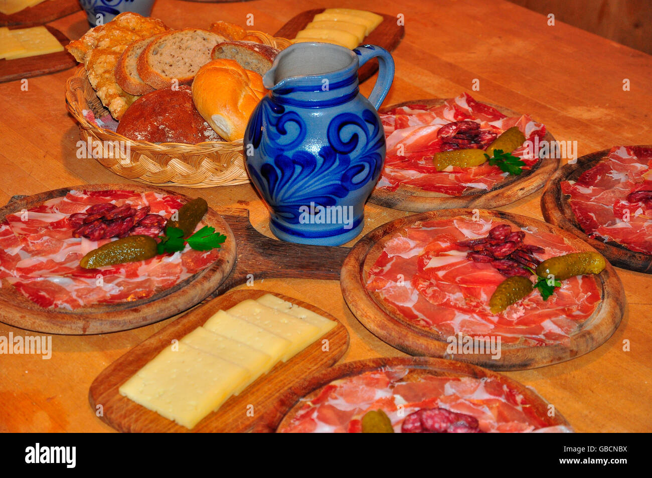 Brotzeitbretter, Speckplatten, Brettljause, Tiroler Spezialitaet Stockfoto