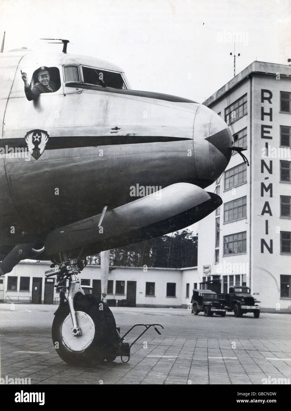 Einer der die Flotte der United States Air Force 54 Frachtflugzeuge, die Kohle, Öl, medizinische Versorgung, Mehl und andere Nahrungsmittel nach Berlin zu transportieren ist zur Geltung über das nehmen von der Rhein-Main Air Base in der Nähe von Frankfurt. Stockfoto