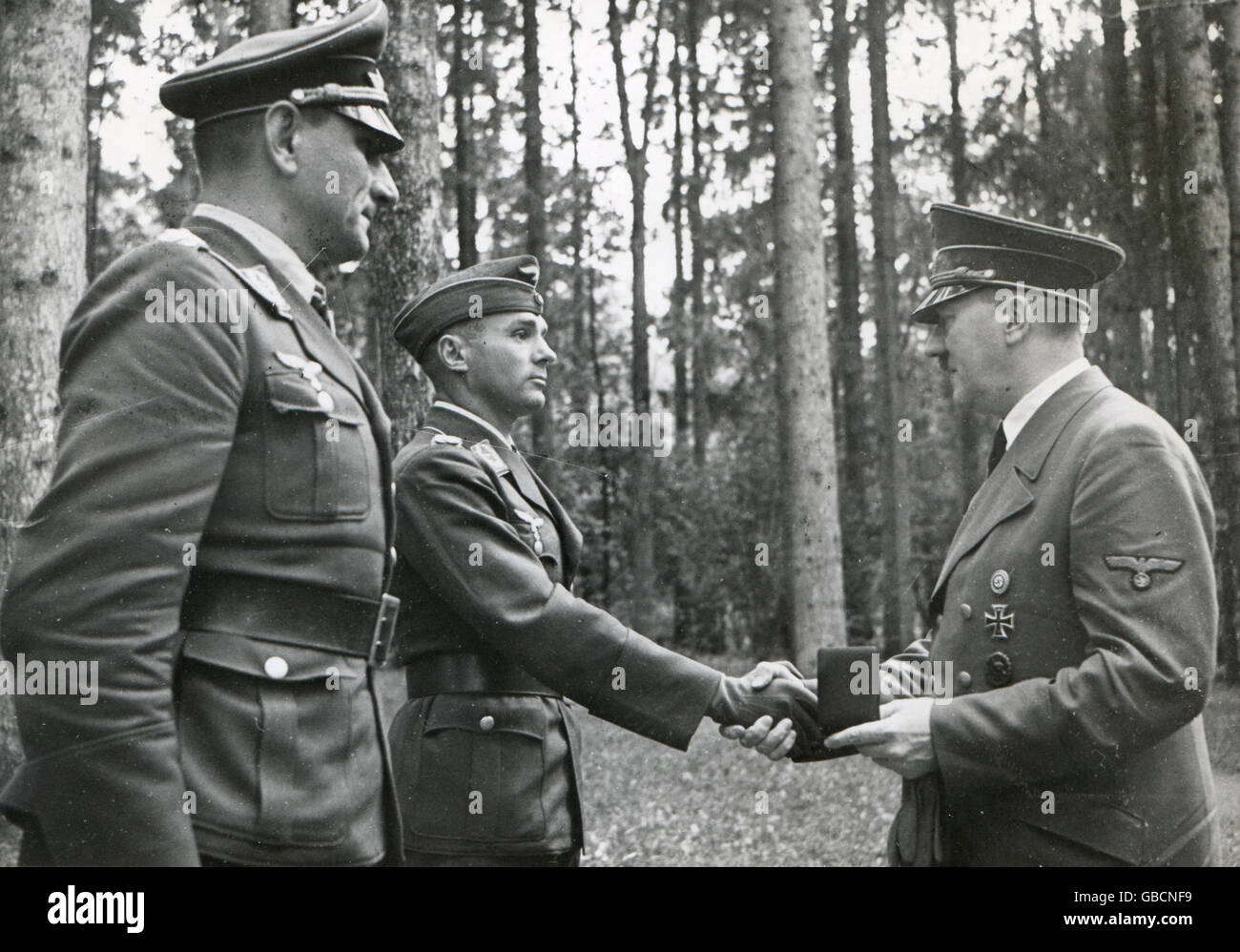 Luftwaffe Lt. Col Dinort (links) und Major Storp erhalten Oakleaf Cluster, das Eiserne Kreuz aus den Händen des Führers. Stockfoto