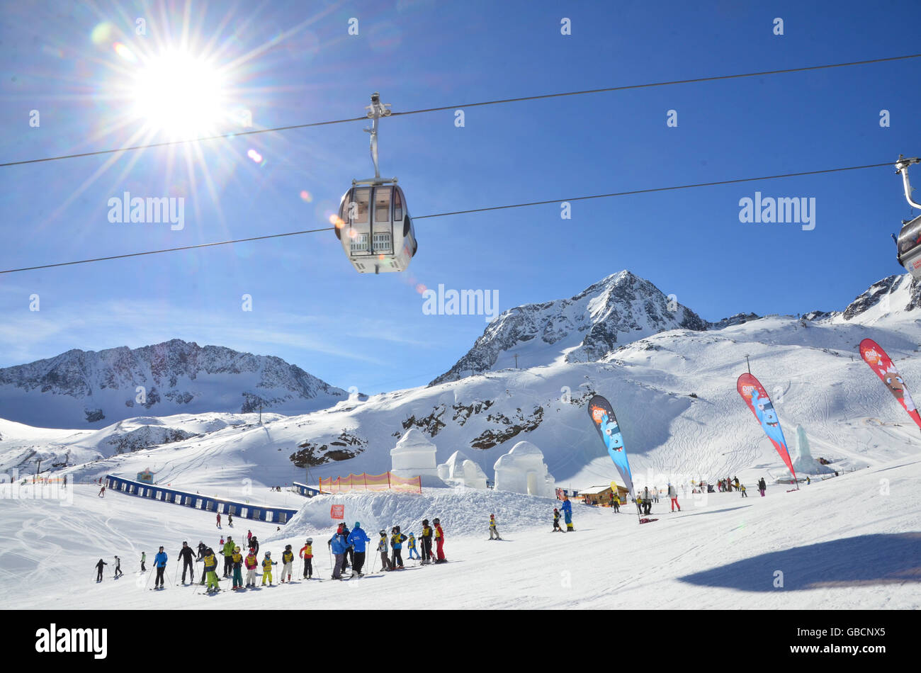 Gletscherskigebiet, Wintersport, Skifahrer, Seilbahn, Gegenlicht, Stubai, Tirol, Oesterreich Stockfoto