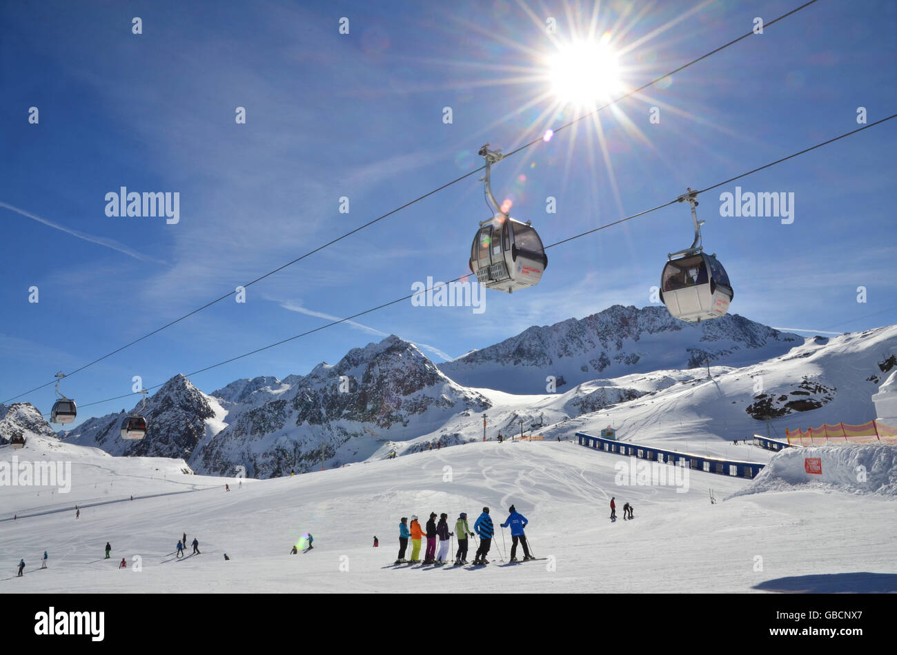 Gletscherskigebiet, Wintersport, Skifahrer, Seilbahn, Gegenlicht, Stubai, Tirol, Oesterreich Stockfoto