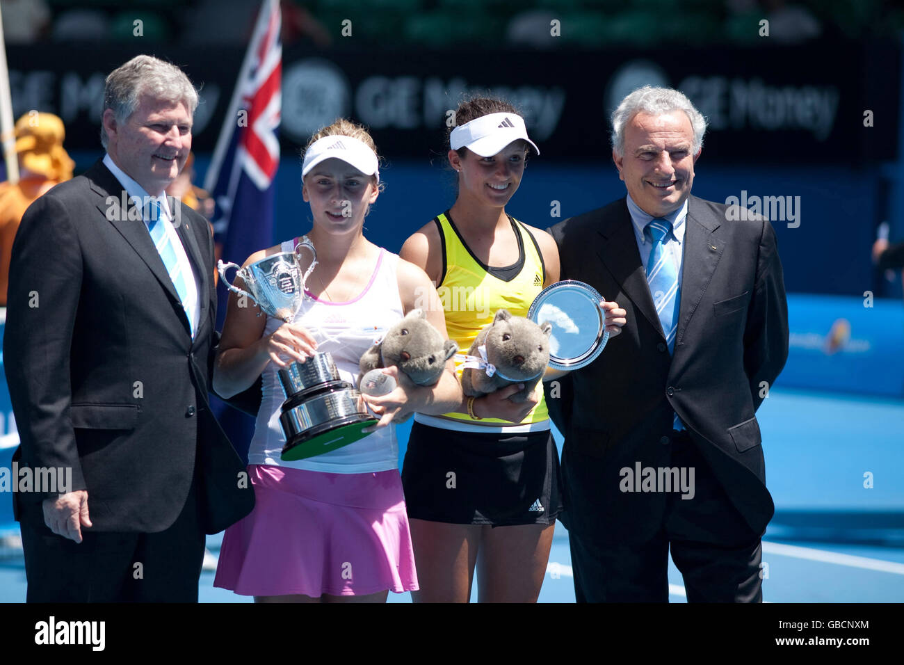 Die britische Laura Robson erhält mit ITF-Präsident Fransesco Ricci Bitti (r) und Geoff Pollard die Trophäe für die Nächstplatzierten im Australian Open Girls Finale 2009 im Melbourne Park, Melbourne, Australien. Stockfoto