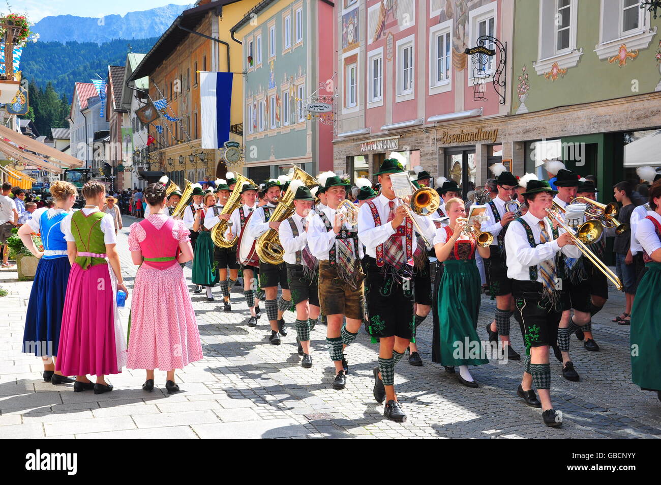 Trachtenumzug, Tracht, Musikkapelle, Garmisch-Partenkirchen, Bayern,  Deutschland Stockfotografie - Alamy