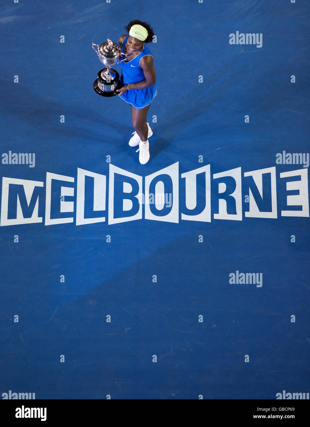 Tennis - Australian Open 2009 - Day Thirteen - Melbourne Park. Die amerikanische Serena Williams mit der Australian Open Womens Trophy, nachdem sie die russische Dinara Safina besiegt hatte Stockfoto