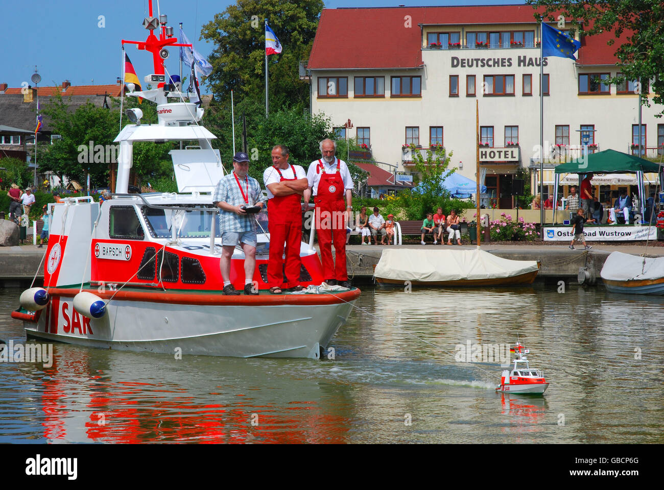 Modell Schiff ziehen Rettungsboot SAR, Hafen, Wustrow, Mecklenburg-Western Pomerania, Deutschland Stockfoto