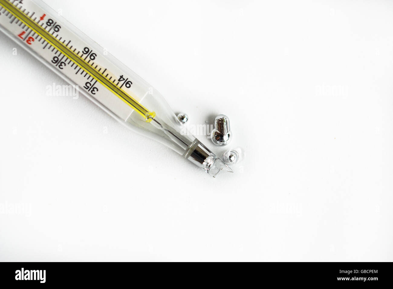 zerbrochenes GlasThermometer auf weißem Hintergrund Stockfotografie