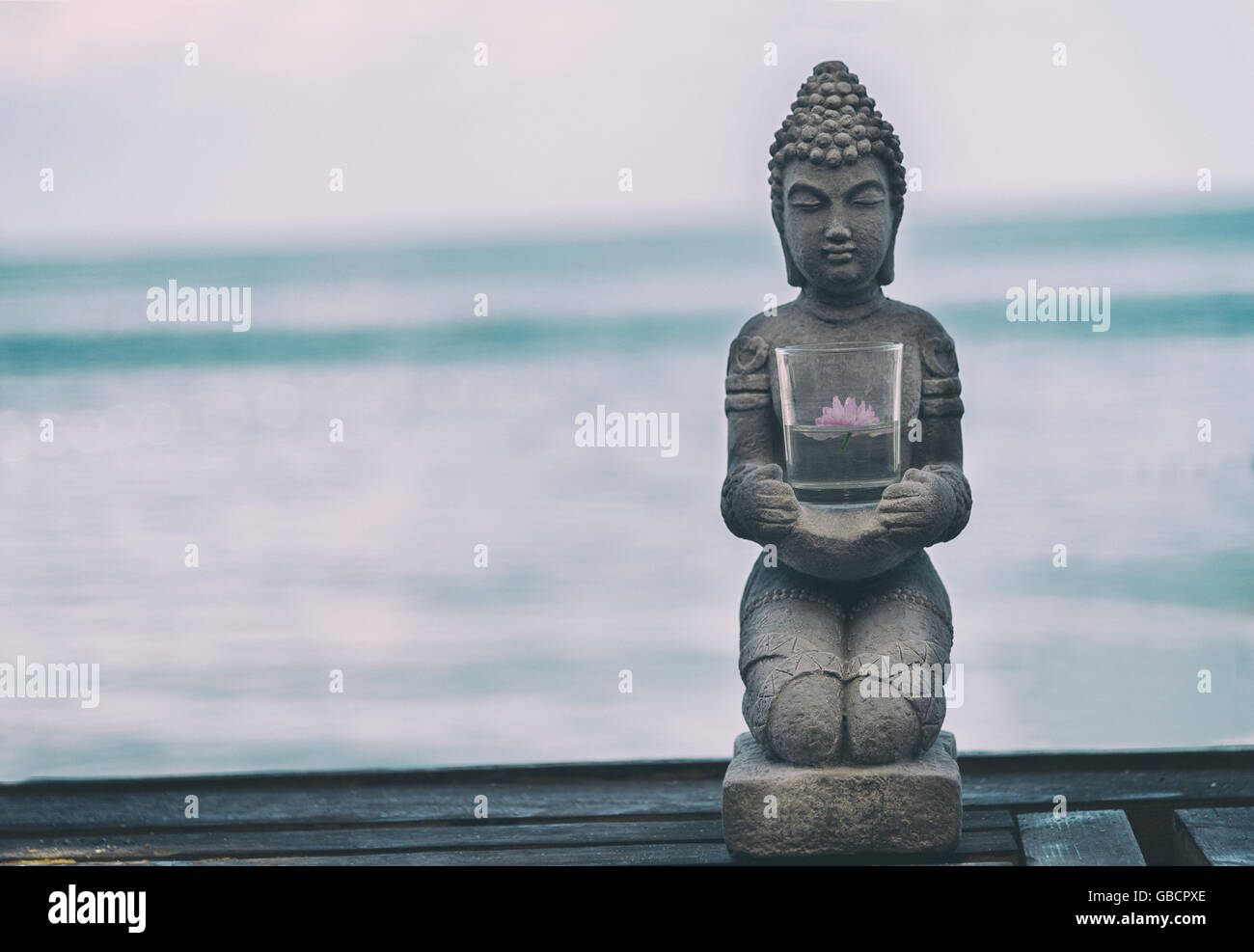 Buddha-Statue in der Nähe des Meeres Stockfoto