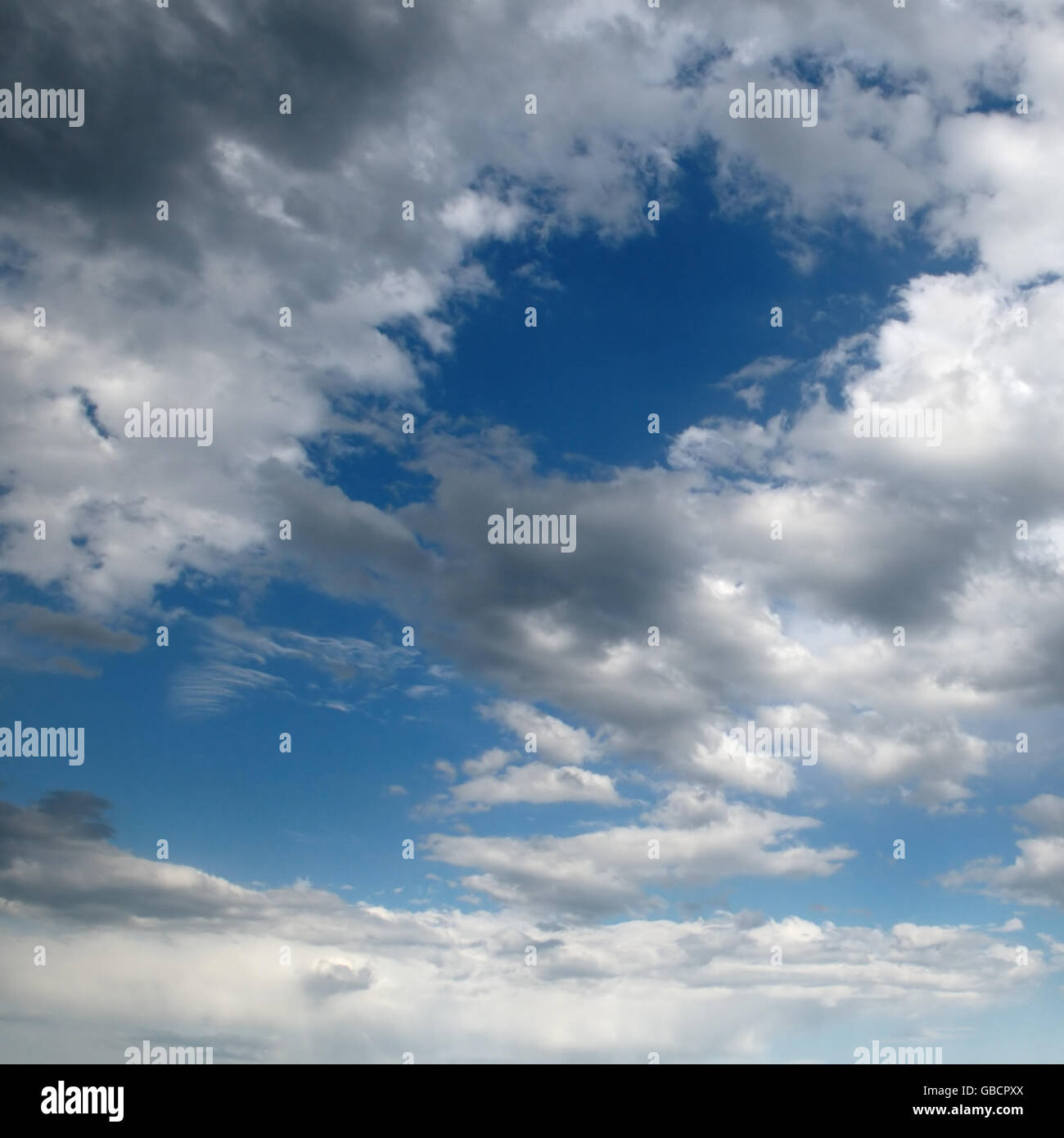 Schönen blauen Himmel und weiße Wolken Stockfoto