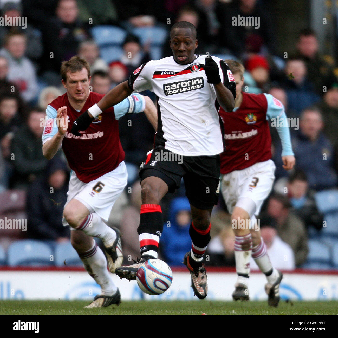 Fußball - Coca-Cola Football League Championship - Burnley / Charlton Athletic - Turf Moor. Chris Dickson von Charlton Athletic kommt während des Coca-Cola Championship-Spiels in Turf Moor, Burnley, von der Burnley-Verteidigung weg. Stockfoto