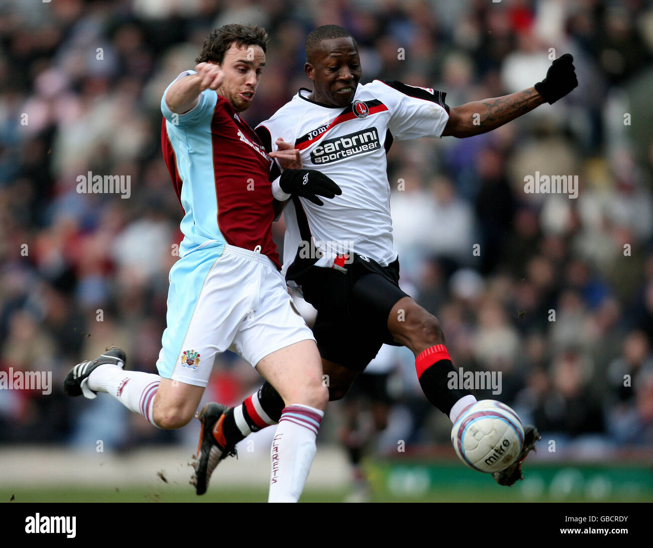 Michael Duff von Burnley und Chris Dickson von Charlton Athletic während des Coca-Cola Championship-Spiels in Turf Moor, Burnley. Stockfoto