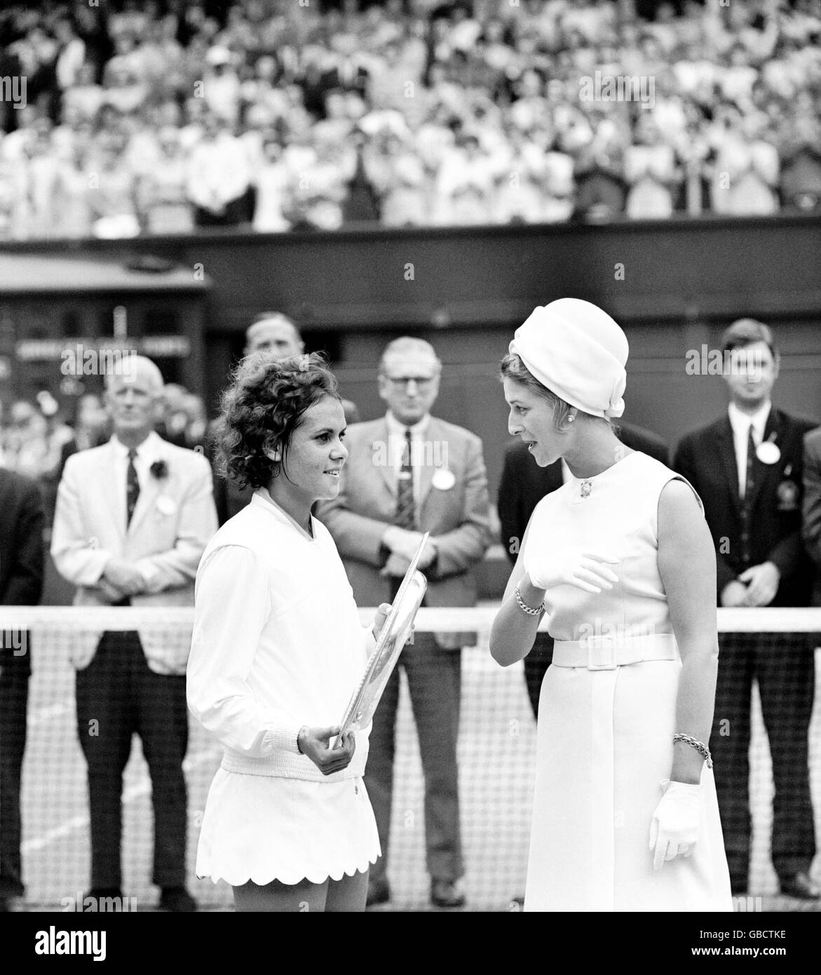 (L-R) Evonne Goolagong chattet mit Prinzessin Alexandra, nachdem sie die Trophäe „Dameneinzel“ erhalten hatte Stockfoto