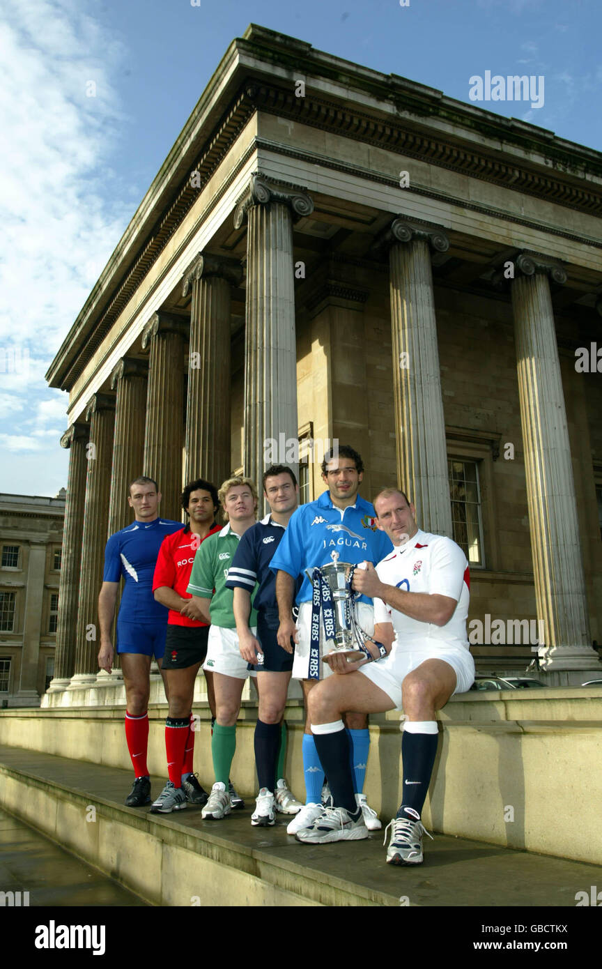 L-R: Frankreichs Olivier Brouzet, Wales' Colin Charvis, Irlands Brian O'Driscoll, Schottlands Gordon Bullock, Italiens Andrea di Rossi und Englands Lawrence Dallaglio posieren vor dem British Museum für Bilder Stockfoto