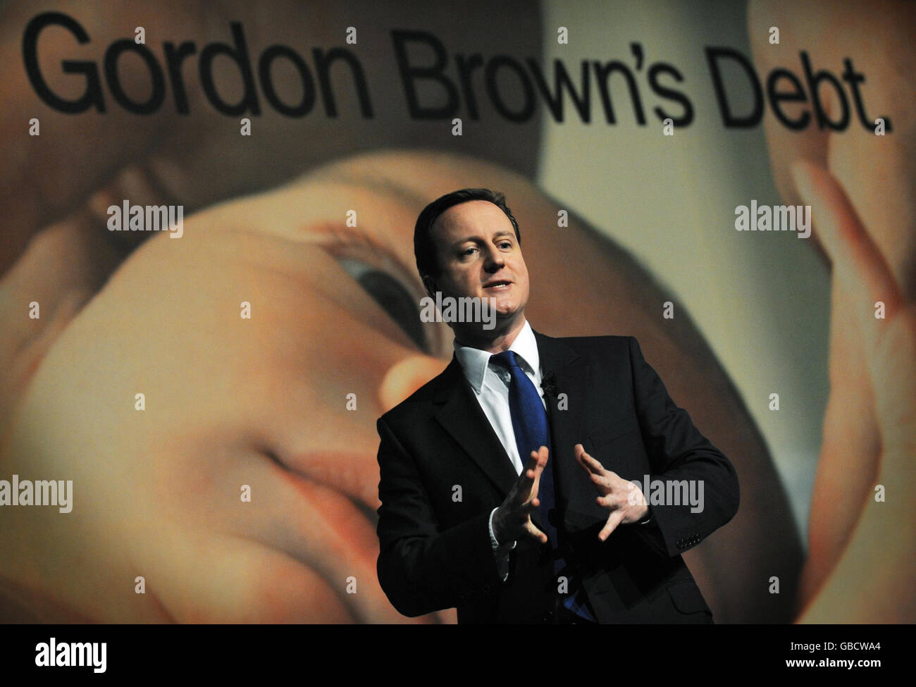 Der konservative Parteivorsitzende David Cameron spricht heute in London beim Start einer Kampagne, die "die Schuldenkrise der Labour-Regierung herausstellen soll". Stockfoto