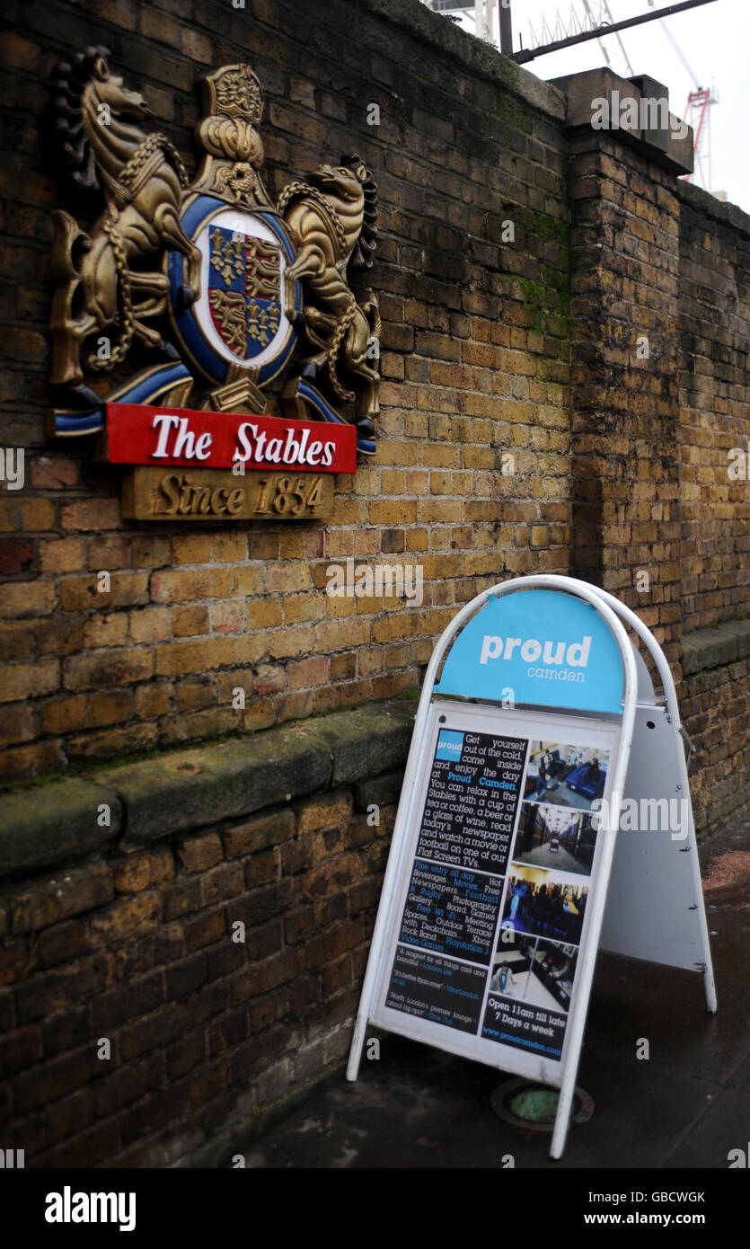 London Stock. Ein Zeichen für die Proud Gallerie vor dem Stables Market in Camden Town, im Norden Londons. Stockfoto