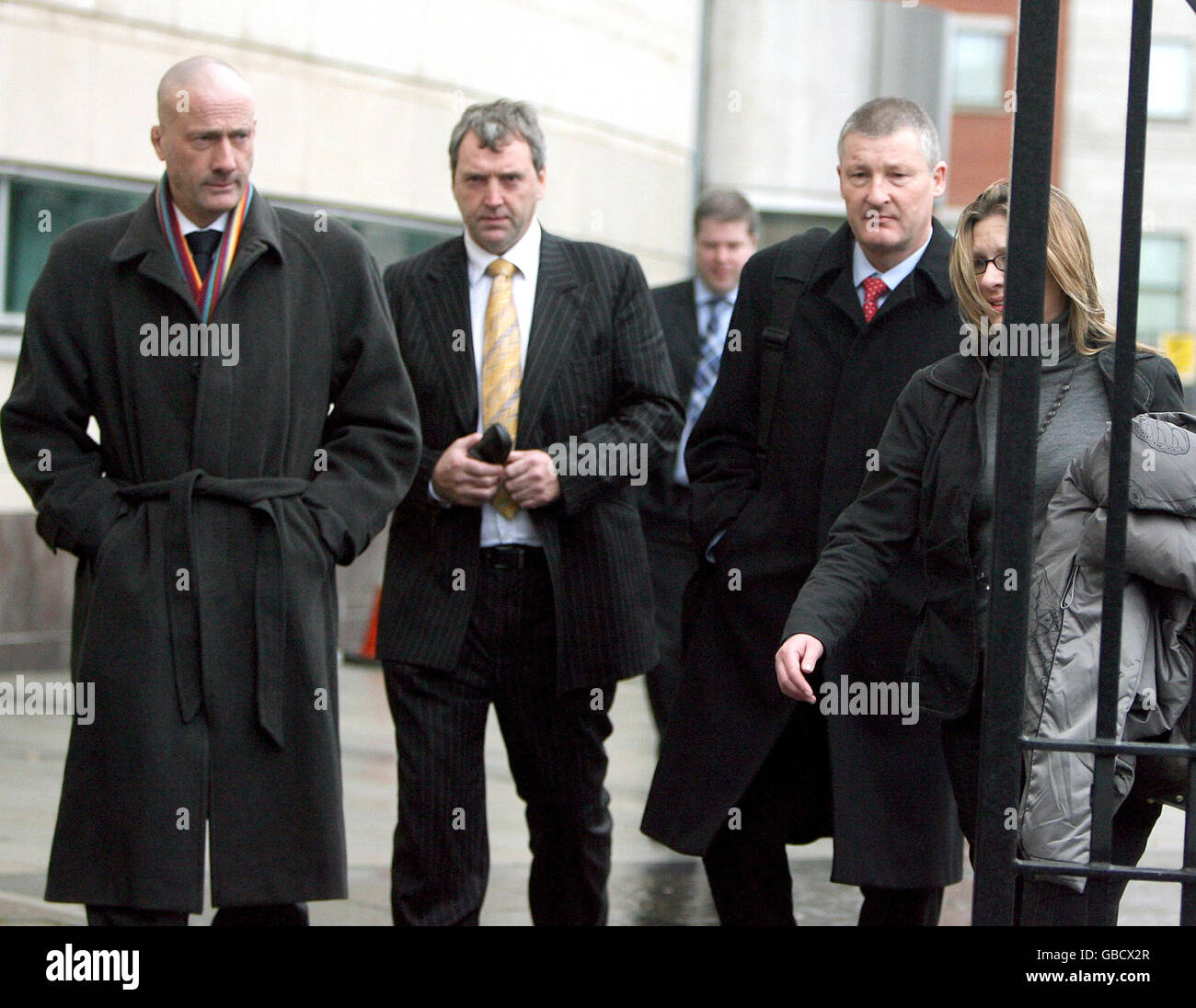 Steve Hobbs (zweiter rechts) vom Historical Enquiries Team verlässt das Belfast Laganside Court mit seinen Kollegen. Ein Mann, der beschuldigt wird, einen führenden Loyalisten während einer bitteren Fehde in Belfast vor fast einem Jahrzehnt ermordet zu haben, verneinte die Anklage energisch, wurde heute einem Gericht mitgeteilt. Stockfoto