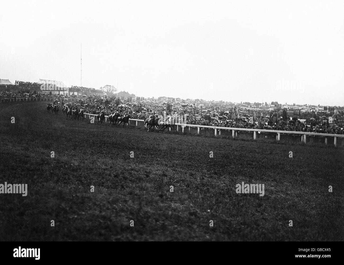 Pferderennen - The Derby - Epsom Downs - 1925. Die Szene, in der die Pferde Tattenham Corner umrundeten. Stockfoto