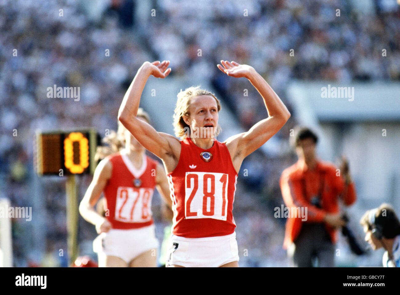 Leichtathletik - Olympische Spiele Moskau 1980 - 800-m-Finale der Frauen. Nadyezda Olizarenko (281) der UdSSR feiert den Goldsieg in einer neuen Weltrekordzeit von 1min 53,43 Sek. Stockfoto