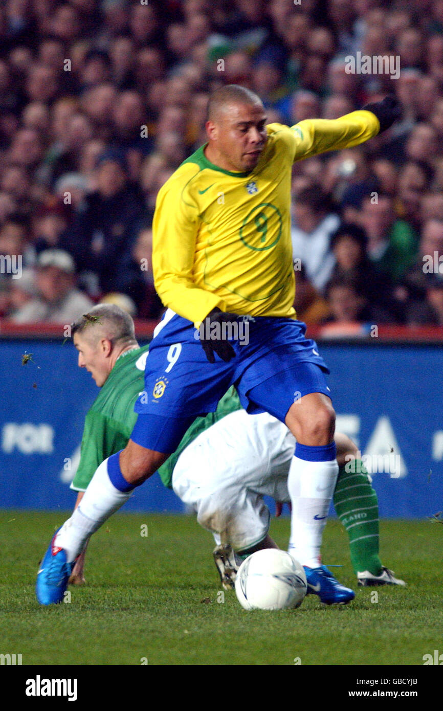 Fußball - International freundlich - Irland gegen Brasilien. Der Irre Graham Kavanagh wird von dem Brasilianer Ronaldo geschlagen, aber sein daraus resultierender Schuss geht weit Stockfoto