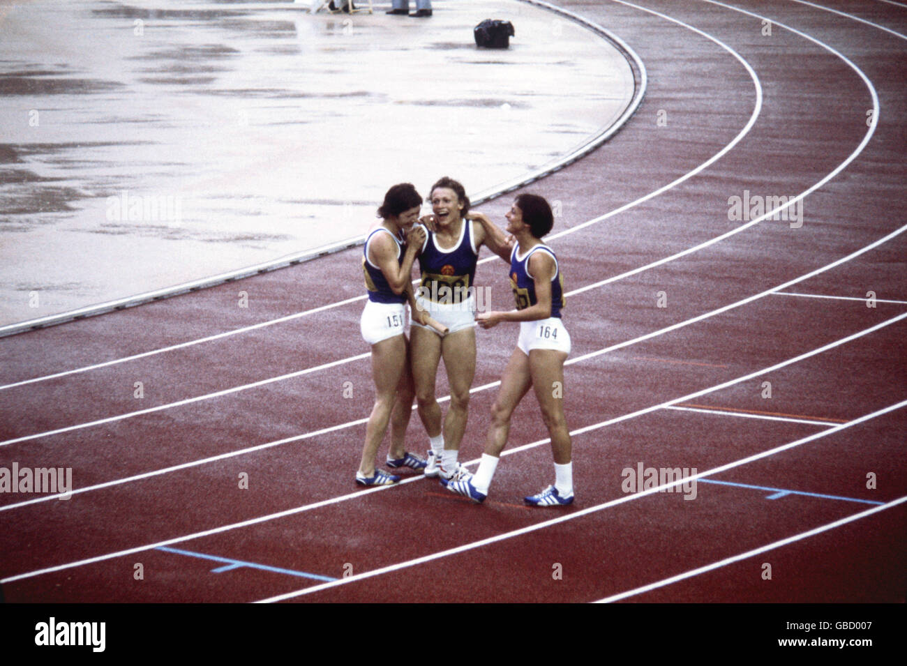 (L-R) Doris Maletzki, Christina Lathan und Ellen Streidt feiern den Goldsieg in einer neuen Weltrekordzeit Stockfoto