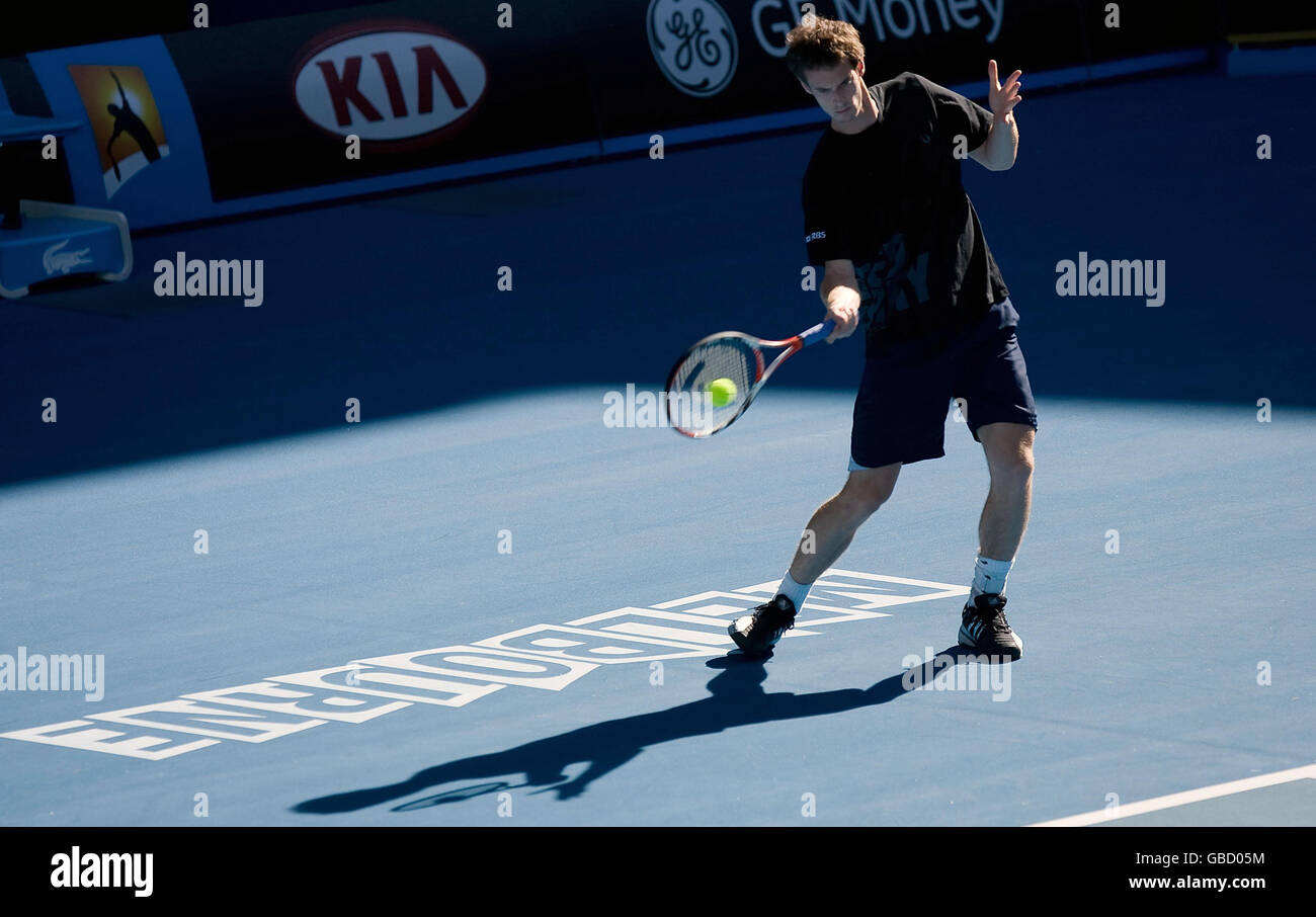 Der Großbritanniens Andy Murray hat am frühen Morgen eine Trainingseinheit in der Rod Laver Arena vor seinem ersten Spiel gegen den Rumänen Andrei Pavel während der Australian Open 2009 im Melbourne Park, Melbourne, Australien. Stockfoto
