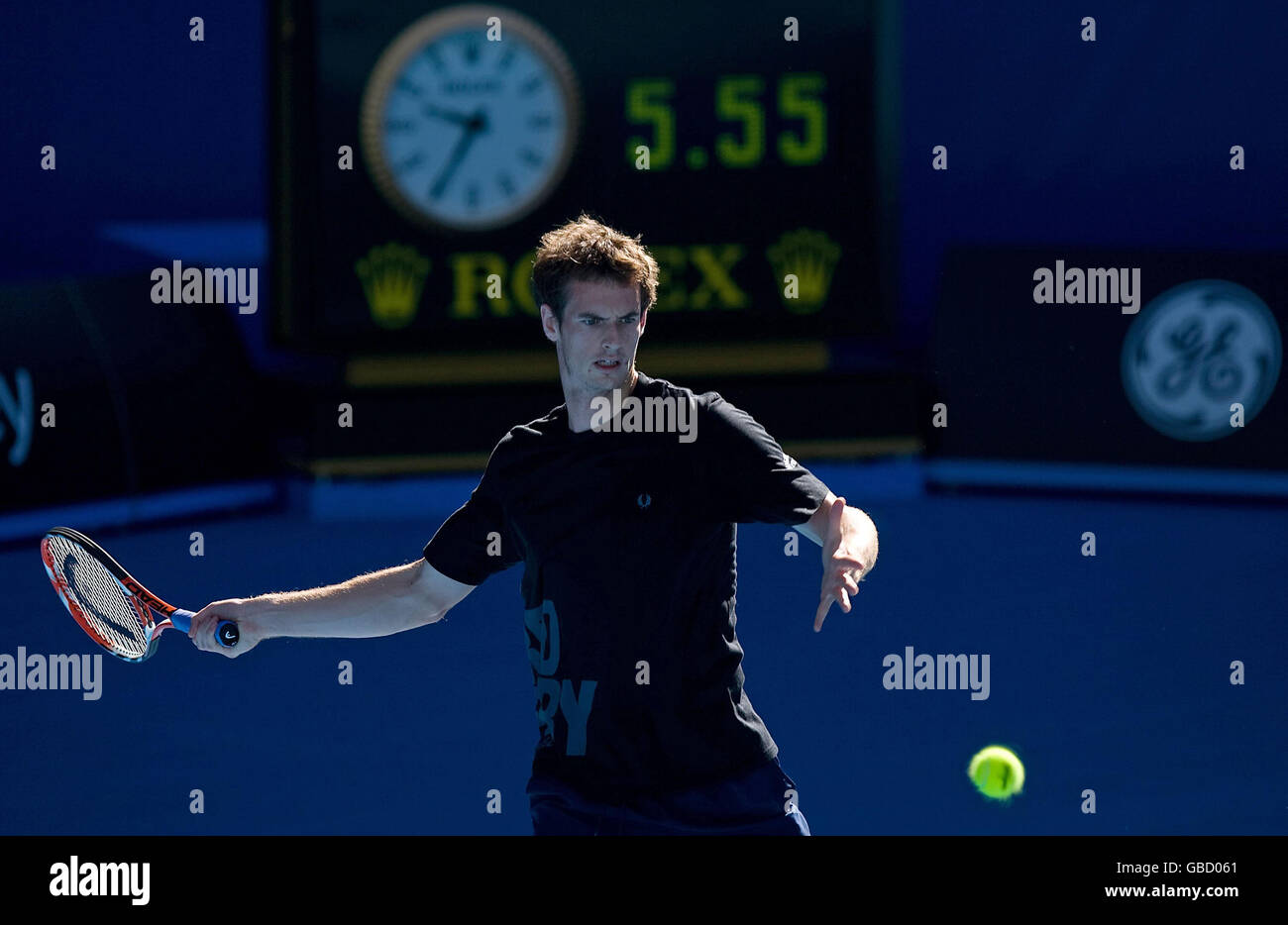 Der Großbritanniens Andy Murray hat am frühen Morgen eine Trainingseinheit in der Rod Laver Arena vor seinem ersten Spiel gegen den Rumänen Andrei Pavel während der Australian Open 2009 im Melbourne Park, Melbourne, Australien. Stockfoto