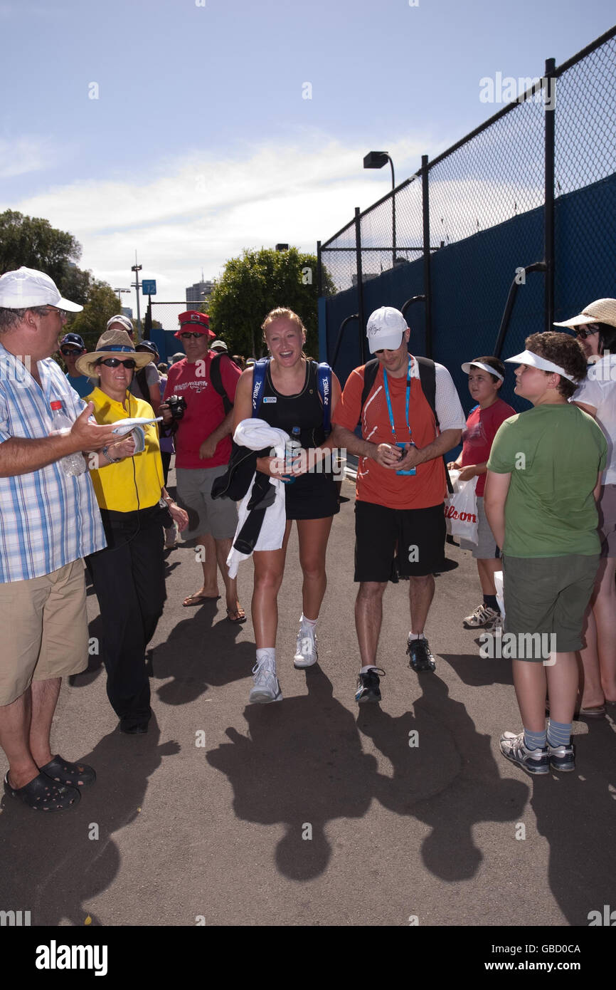 Nach ihrem Sieg über die deutsche Anna-Lena Groenefeld während der Australian Open 2009 im Melbourne Park, Melbourne, Australien, verlässt die britische Elena Baltacha den Platz zehn. Stockfoto